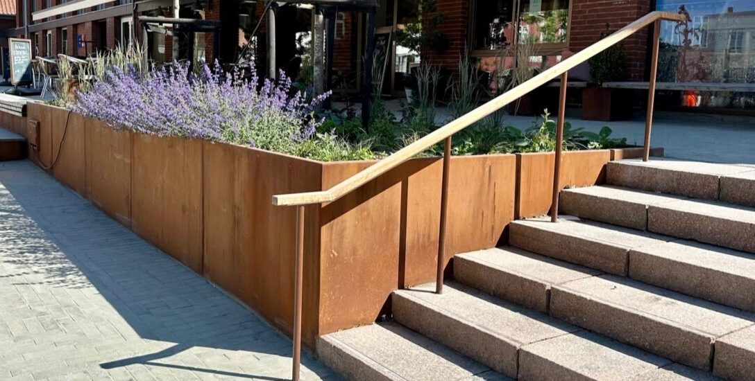 Corten gelænder med mahogni håndliste i Ringe