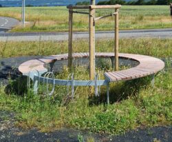 Crepa plint med bici cykle stativer, cirkelplint med cykelparkering