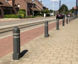 Oktagonale pullerter i genbrugsplast – bæredygtig løsning til trafiksikring og vejafmærkning.