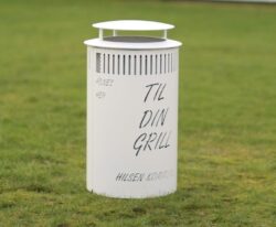 Effektiv affaldshåndtering med en affaldsbeholder i stål til engangsgrill. Perfekt til parker, strande og offentlige områder. Bestil nu.