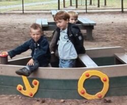 Legebåde | Legeplads institutioner og skoler med 2 drenge der leger