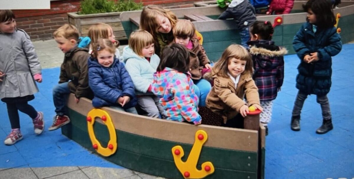 Legebåd til Legeplads institutioner og skoler her med børn der hygger
