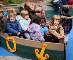 Legebåd til Legeplads institutioner og skoler her med børn der hygger