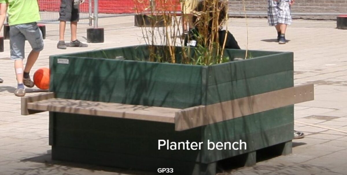 GP33 Plante-bænk – rummelig plantekasse med siddeplads, fremstillet af genbrugsplast.
