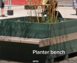 GP33 Plante-bænk – rummelig plantekasse med siddeplads, fremstillet af genbrugsplast.