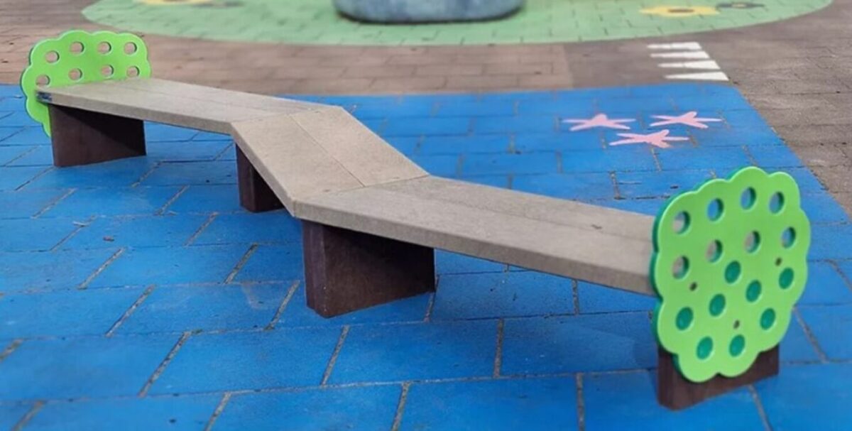 Zigzag bænke i genbrugsplast i skolen