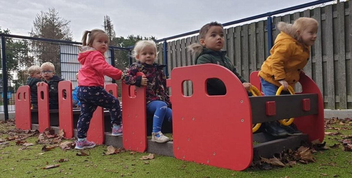 Metro tog – miljøvenligt og vedligeholdelsesfrit legepladsudstyr i genbrugsplast. Perfekt til skoler, børnehaver og institutioner.