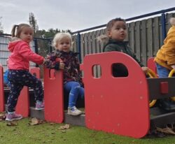Metro tog – miljøvenligt og vedligeholdelsesfrit legepladsudstyr i genbrugsplast. Perfekt til skoler, børnehaver og institutioner.