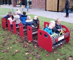 Metro tog – miljøvenligt og vedligeholdelsesfrit legepladsudstyr i genbrugsplast. Perfekt til skoler, børnehaver og institutioner.