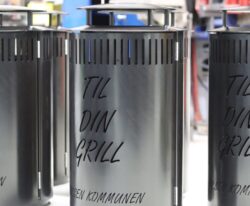 Effektiv affaldshåndtering med en affaldsbeholder i stål til engangsgrill.