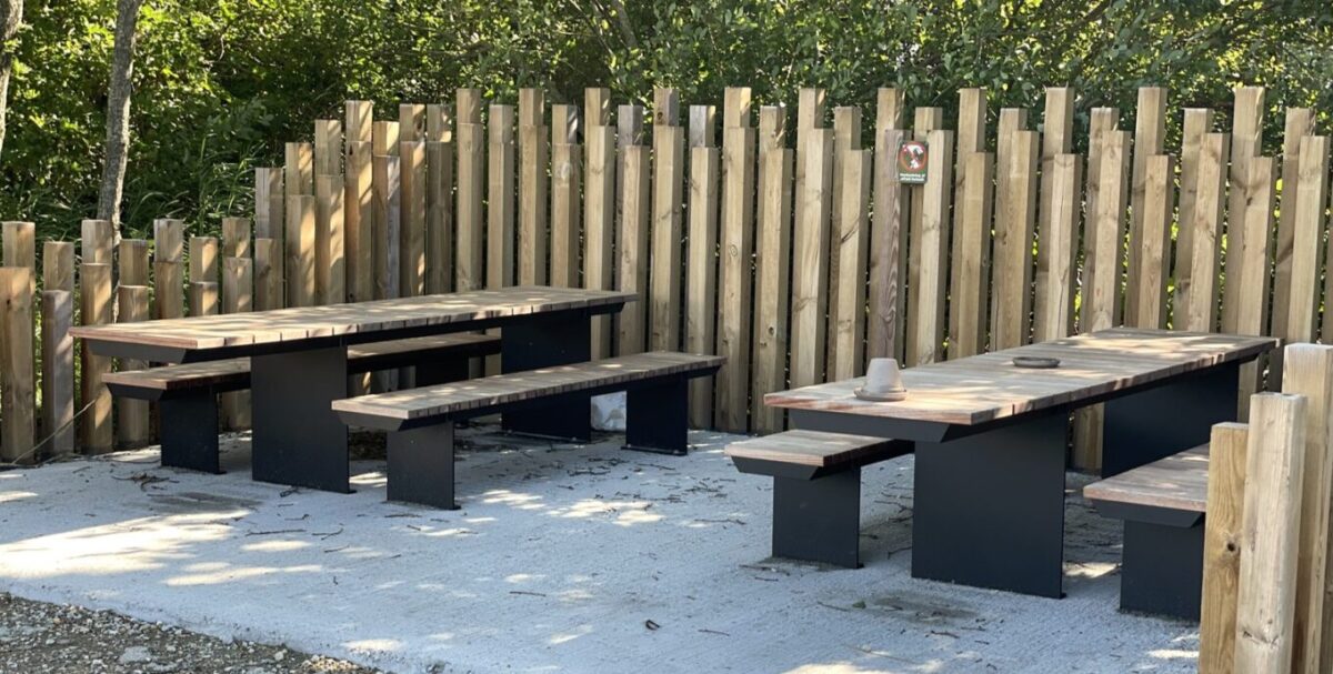 Bordbænkesæt Lungo 1 – Dansk design i stål med mahogni eller 100 % genbrugsplast. Slidstærk, bæredygtig og vedligeholdelsesfri.