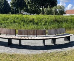 Lungo-1 plinte | Bænk i stål med mahogni – dansk design