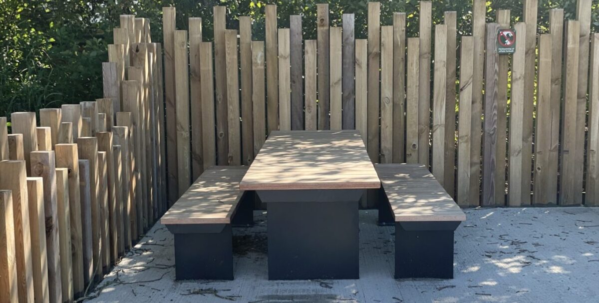 Bordbænkesæt Lungo 1 – Dansk design i stål med 100 % genbrugsplast. Slidstærk, bæredygtig og vedligeholdelsesfri.