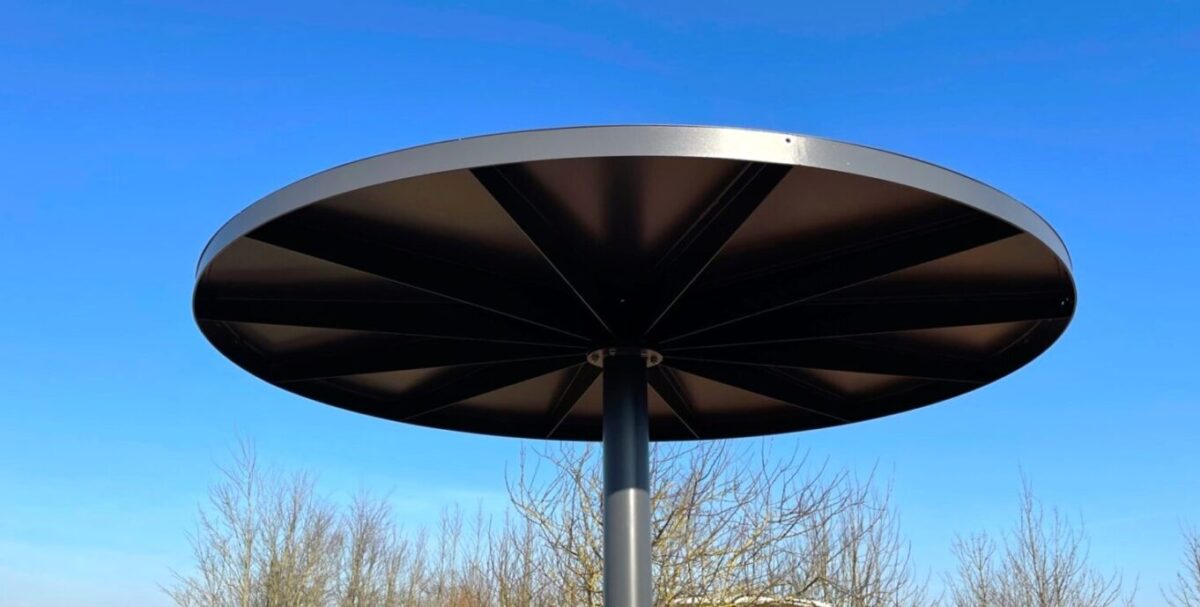Parasol overdækning Ø2600 i stål – Arkitekttegnet, holdbar og lav vedligeholdelse. Perfekt til parker og naturområder