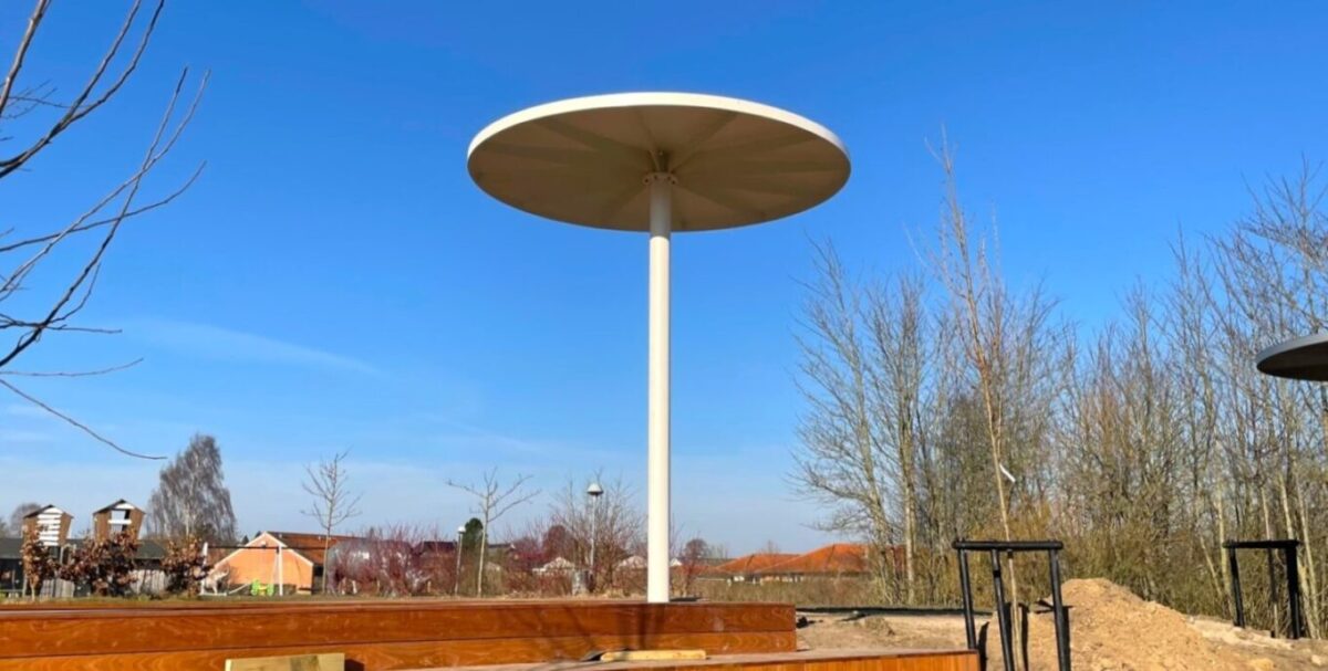 Parasol overdækning Ø2600 i stål – Arkitekttegnet, holdbar og lav vedligeholdelse. Perfekt til parker og naturområder
