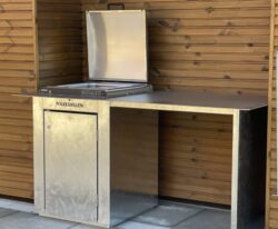 Folkegrillen en moderne vedligeholdelsesfri grill til byrum. Folkegrillens er udstyret med en forvarmer funktion som dræber alle bakterier.