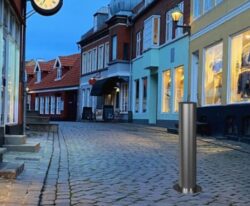 Nedfældelig rustfri pullert Ø154 mm – fleksibel, låsbar og pladsbesparende løsning til adgangssikring og trafikafspærring.