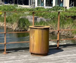 CATTURA T affaldsbeholder med rottebund på træ platform i byen