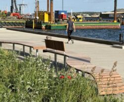 modulær plint serie – Fleksible bænke i Corten stål og mahogni stave