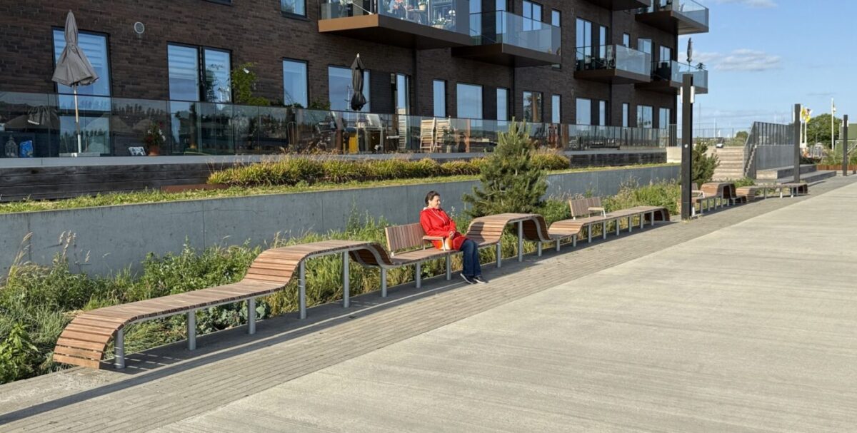 Modulær bænk serie og modulær plint serie – Fleksible bænke i Corten stål og mahogni stave