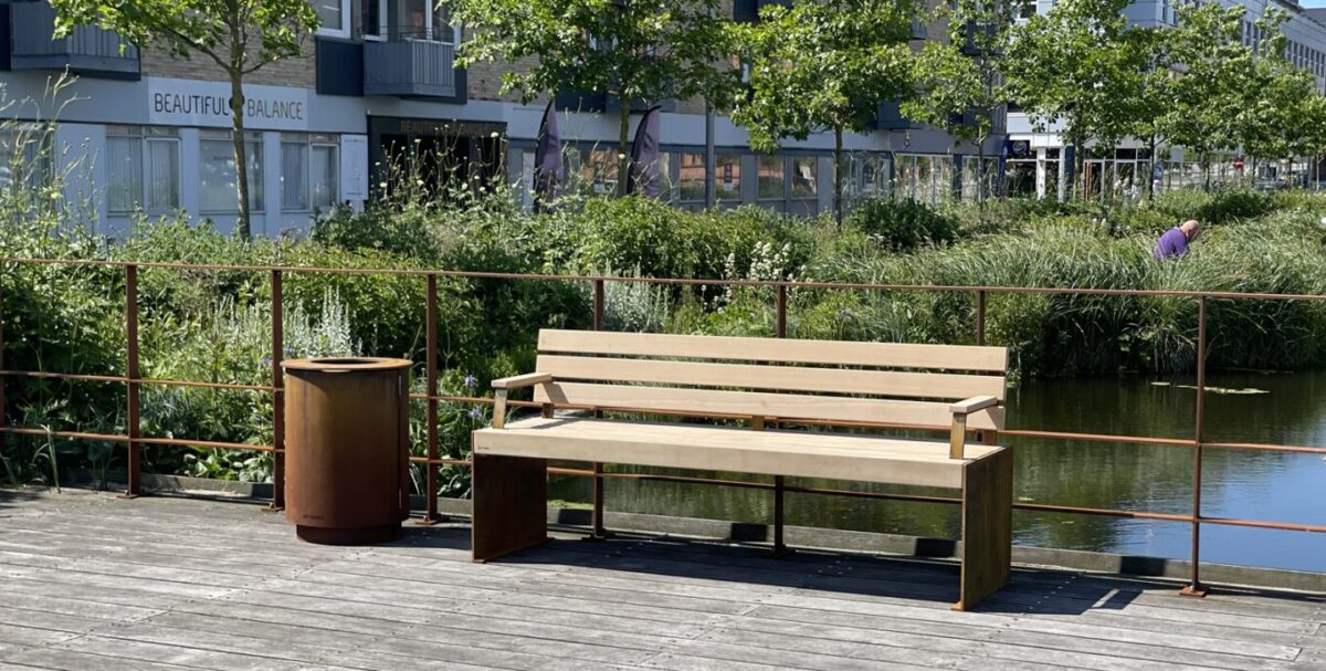 Lungo 3 plint i piquia – slidstærkt træ til bænke og borde. Ideel til byrum og parker.