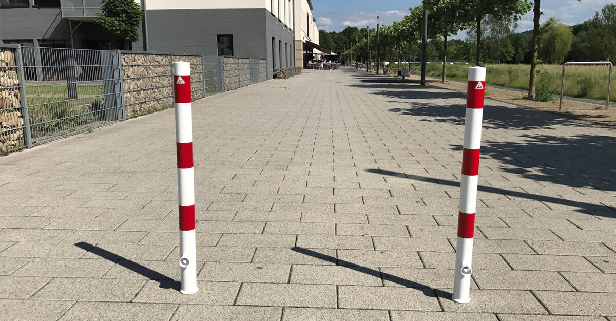 Basis Rund Aftagelig Pullert fra By Bang – Effektiv Trafikregulering, runde aftagelige pullerter i malet udførsel og med røde reflekser i byrummet