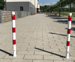Basis Rund Aftagelig Pullert fra By Bang – Effektiv Trafikregulering, runde aftagelige pullerter i malet udførsel og med røde reflekser i byrummet