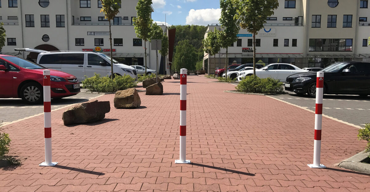 tre enkle stål pullerter i hvid udførsel, med røde reflekser