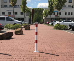 tre enkle stål pullerter i hvid udførsel, med røde reflekser