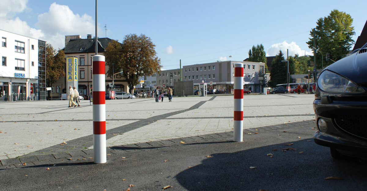 to enkle stål pullerter i hvid udførsel, med røde reflekser