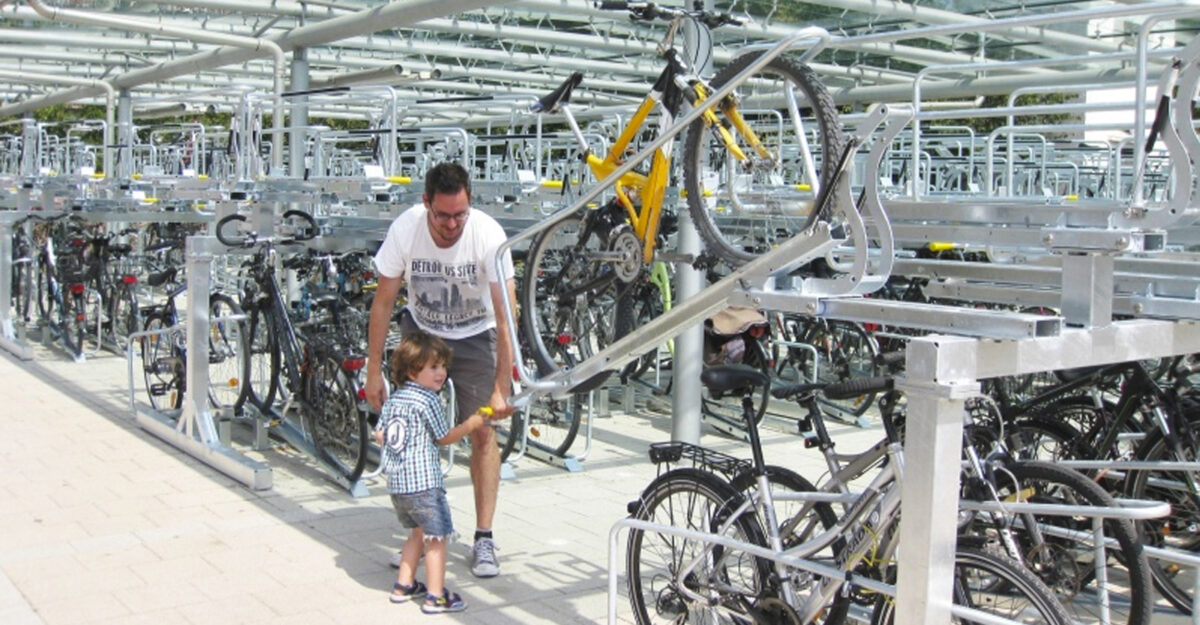 Etage parkering – Pladsoptimering og Brugervenlig Cykelparkering i To Etager