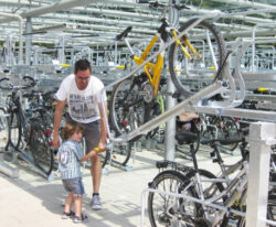 Etage parkering – Pladsoptimering og Brugervenlig Cykelparkering i To Etager