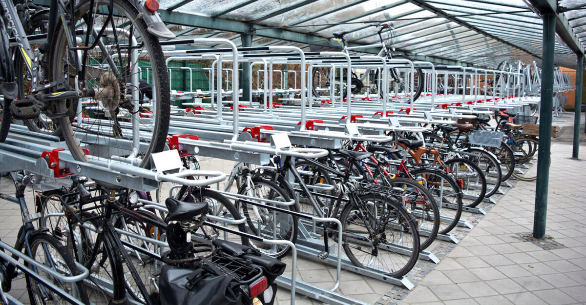 Etage parkering – Pladsoptimering og Brugervenlig Cykelparkering i To Etager under en overdækning