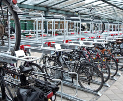Etage parkering – Pladsoptimering og Brugervenlig Cykelparkering i To Etager under en overdækning