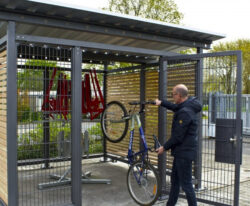 KADURA Cykelparkering - 12 cykler på kun 10m2! med sider af træprofiler eller stålgitter