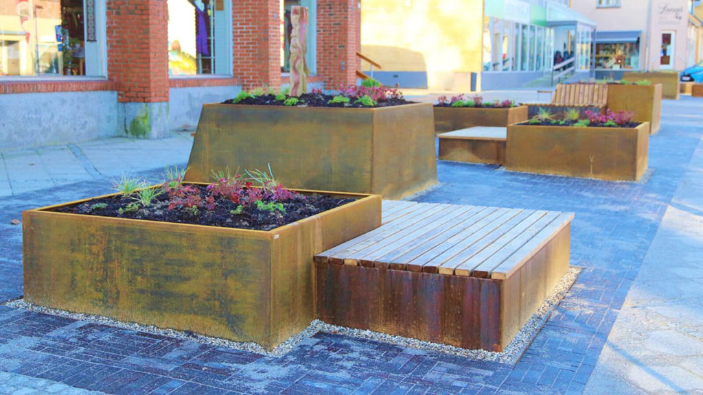 cortenstål plantekasser med bænke beklædt med mahogni stave i Langå, Plantemøbler med Kebony-træ – Bænke og plantekasser til Langå