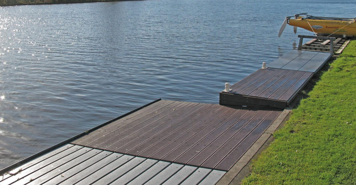 sti bestående af genbrugsplast planker til vådområder