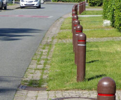 Rund plast pullert med røde og hvide reflekser