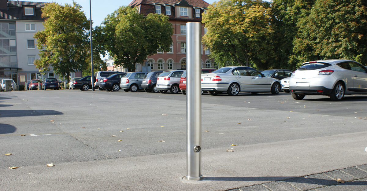 aftagelig pullert i rustfri stål med trekantlås i et stilrent design