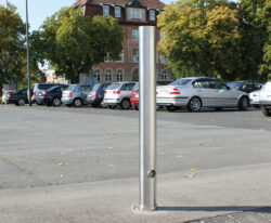 aftagelig pullert i rustfri stål med trekantlås i et stilrent design