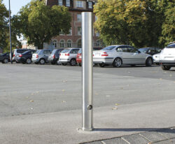aftagelig pullert i rustfri stål med trekantlås i et stilrent design