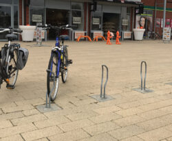 SINGOLA Cykelstand – Minimalistisk og Pladsbesparende Cykelparkering