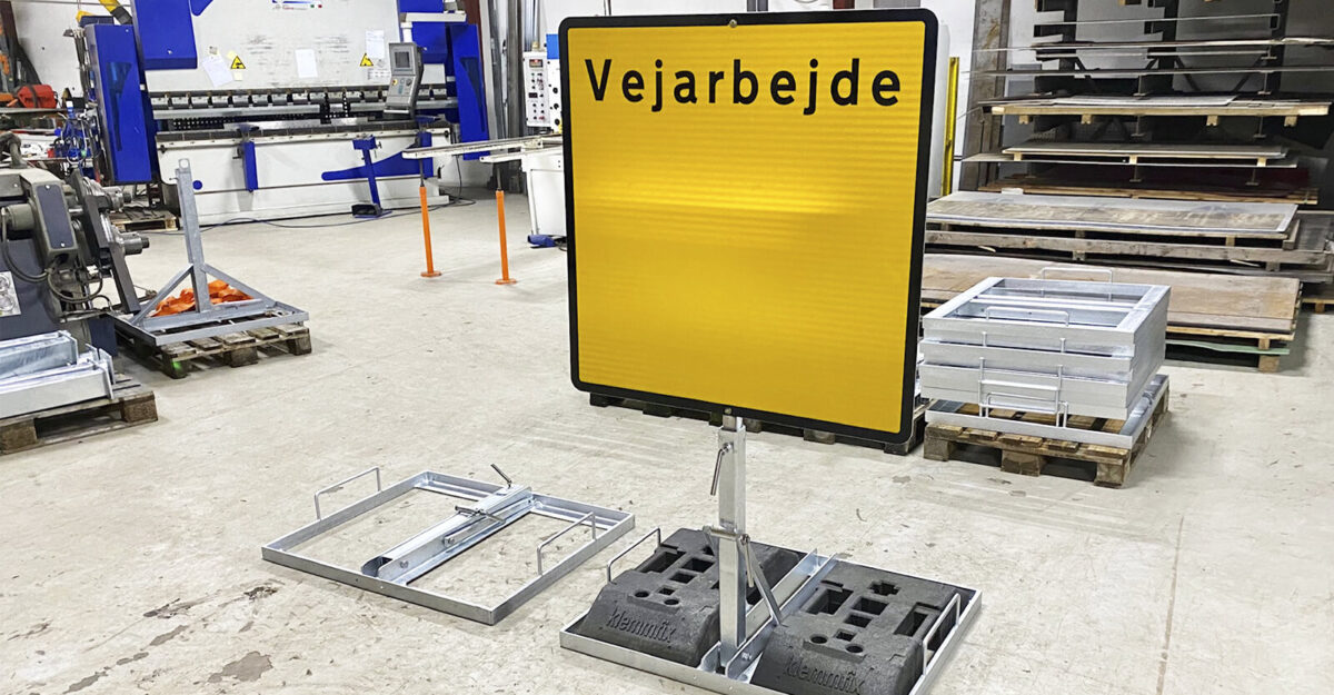 Stabelbar skiltestander i galvaniseret stål til vejskilte
