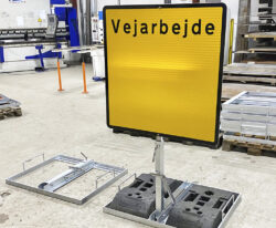 Stabelbar skiltestander i galvaniseret stål til vejskilte