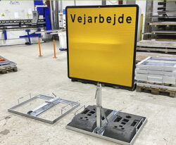 Stabelbar skiltestander i galvaniseret stål