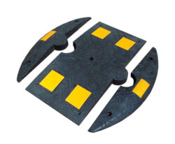 sort speed bump i gummi af ende- og centerstykker med gule felter, Speed bump