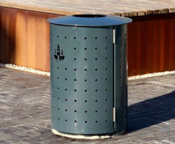 Topindkast skraldespand i corten, galvaniseret eller malet udførsel med randers kommunes logo