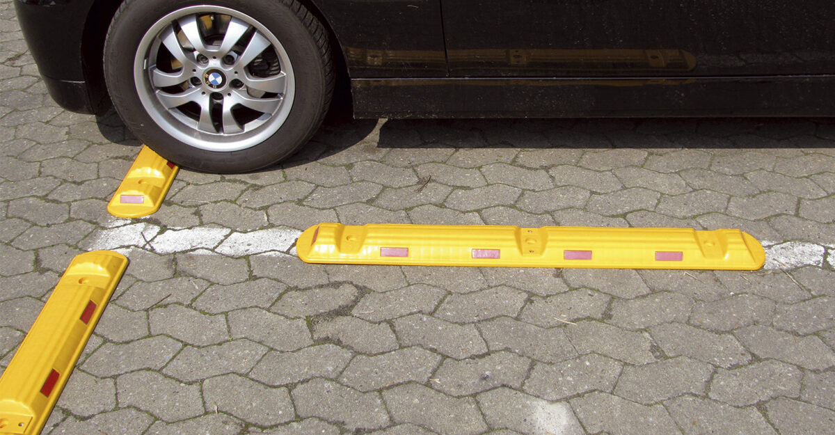 gul bump i genbrugsplast til afmærkning af parkeringspladser, parkerings stop
