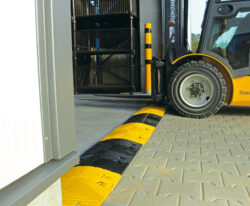 gul/sort vejbump for trafiksikkerhed i gummi