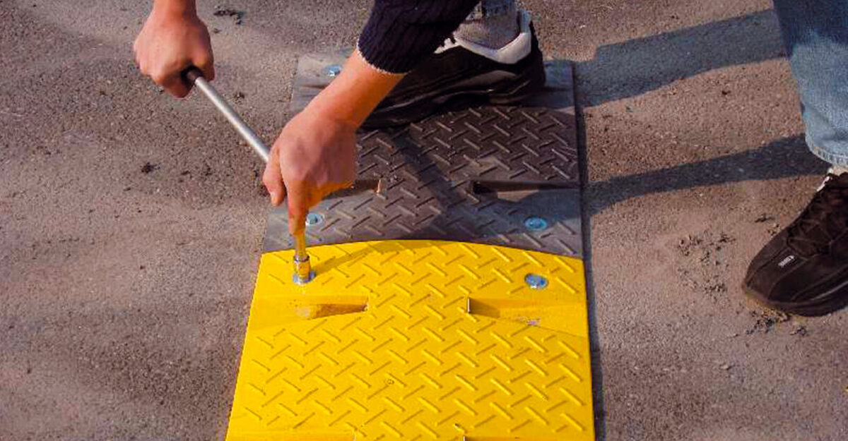 gul/sort vejbump for trafiksikkerhed i gummi i flere moduler